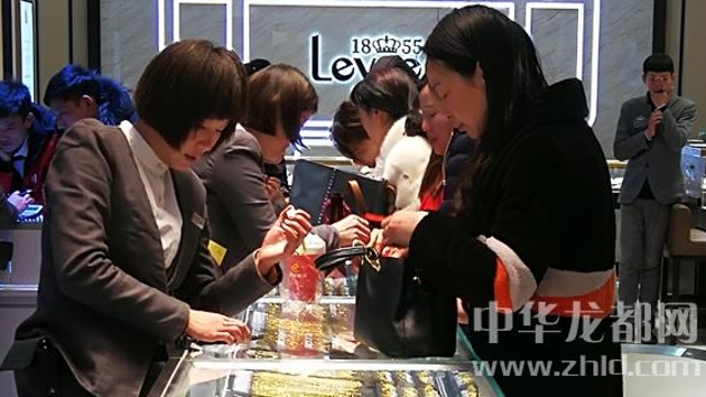 臨近春節(jié)，周口消費(fèi)市場(chǎng)紅似火