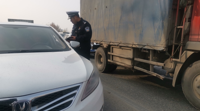 周口限行第一天，交警蜀黍上路勸返近百輛車