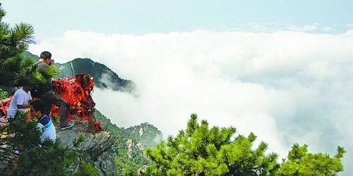  廬山云霧變幻莫測，常常轉(zhuǎn)瞬間便換了模樣。